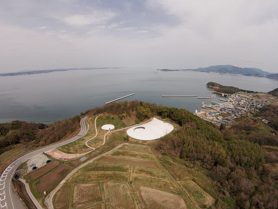 豊島美術館